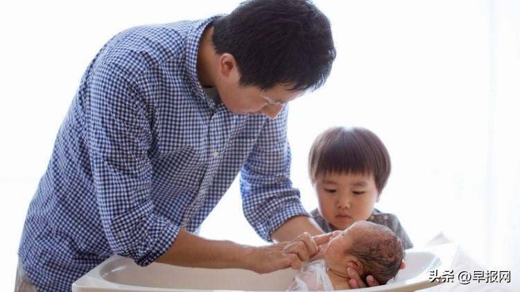 日本新生儿百余年来首次跌破80万拟以“生孩”免教育*款贷**催生