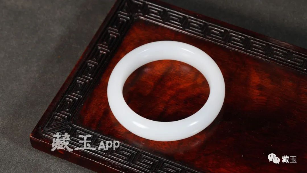 百万和田羊脂玉手镯视频,百万级的玉手镯