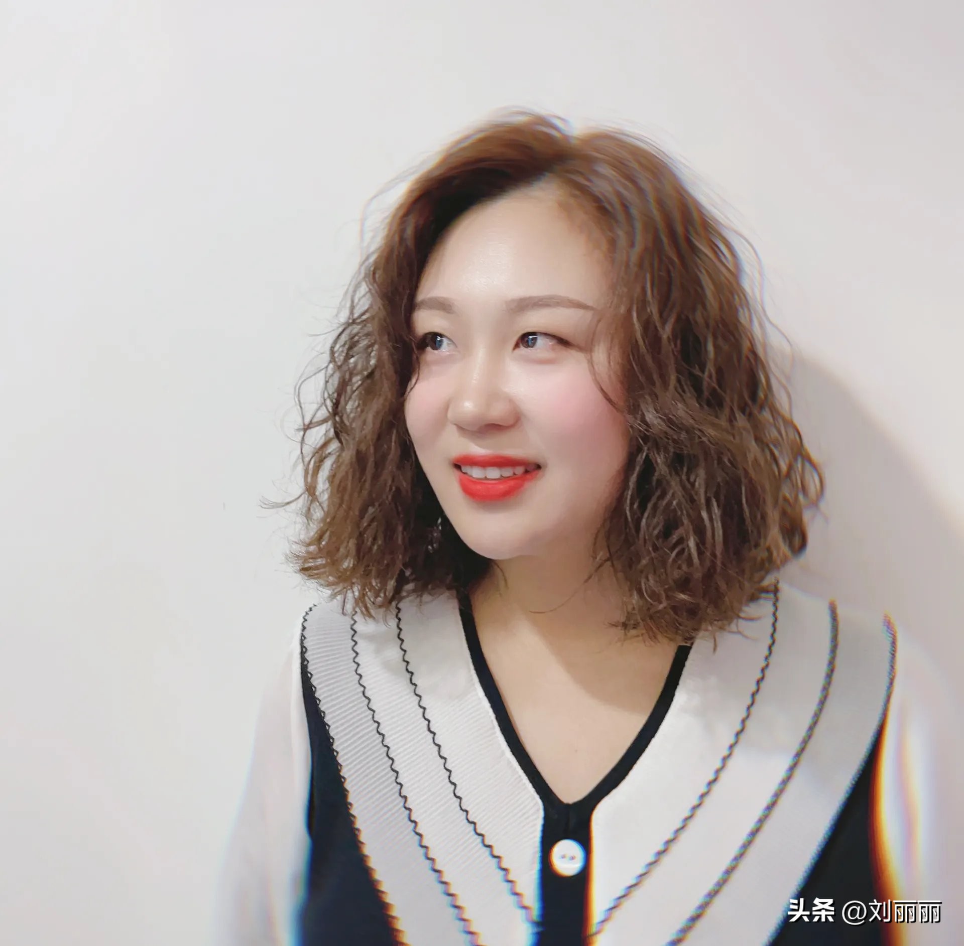 短发想留长发暂时烫什么发型好看,现在烫头发流行什么样的短发型