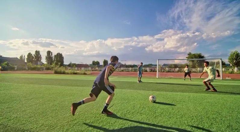 “热爱”单元，拷问足球运动选拔机制？