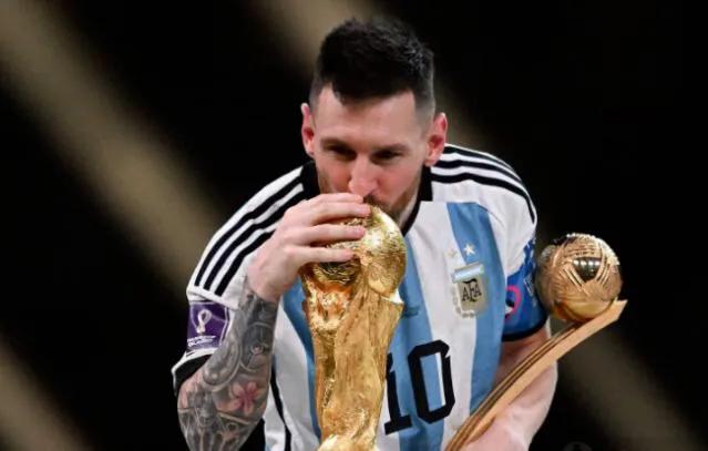 阿根廷夺冠梅西捧起大力神杯,世界第三球王梅西封神