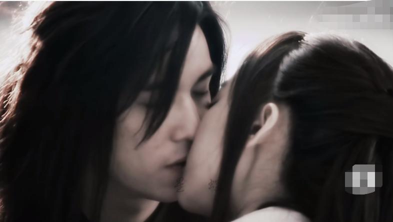 曝女星婚内出轨直言男方是提款机,表面清纯玉女实则情史混乱的女星