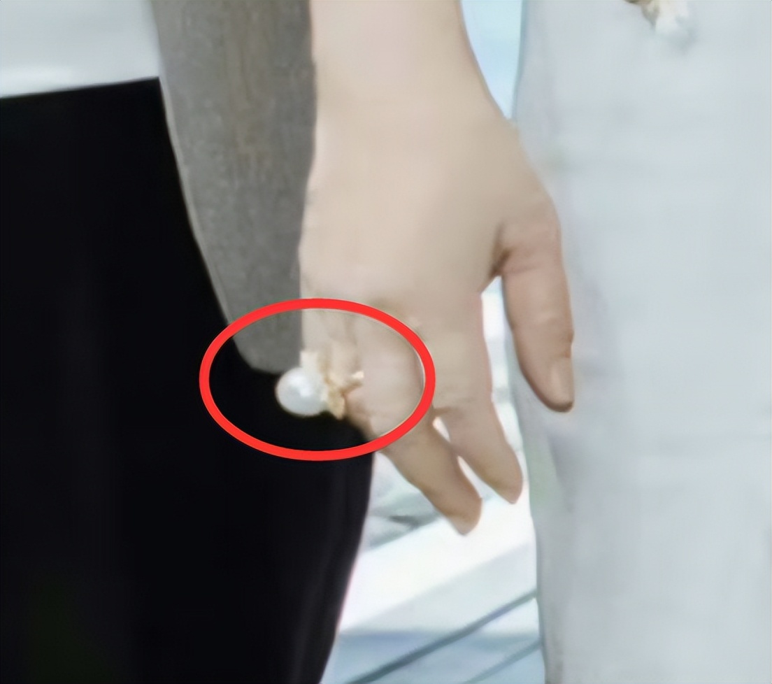 比窦骁婚礼更热搜的是陈婉珍脖上的澳白，一颗20万！扒一扒三姨太