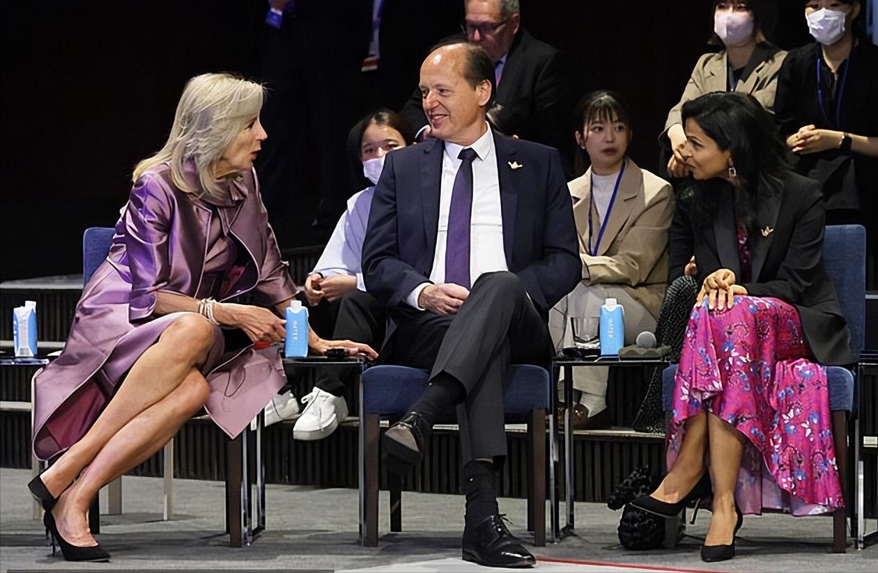 太太团在广岛G7放大招了！吉尔换成紫裙好高贵，日本夫人蓝裙翻车