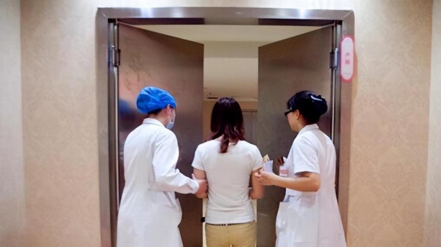 21岁女孩做人流被围观，被4名男医生嘲笑*处私**，医院：镶钻石了？