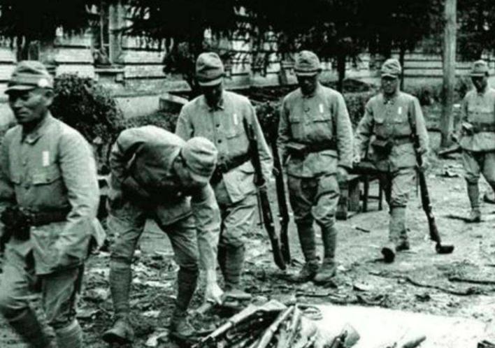 *京大南***杀屠**幸存者真实回忆:我躺尸体堆里装死,一声不吭挨了5刀