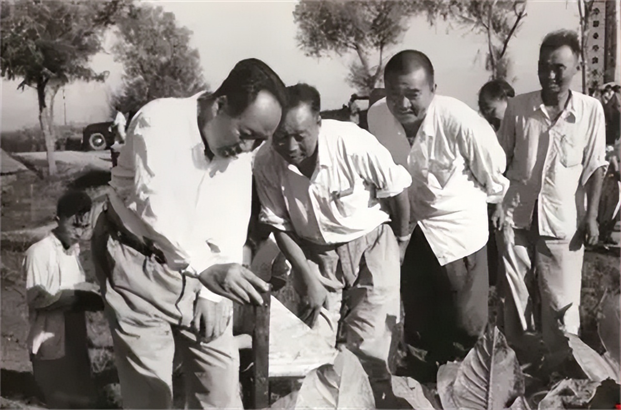 毛主席多次“戴口罩”外出，被认出后毫不避讳，与群众鱼水情深