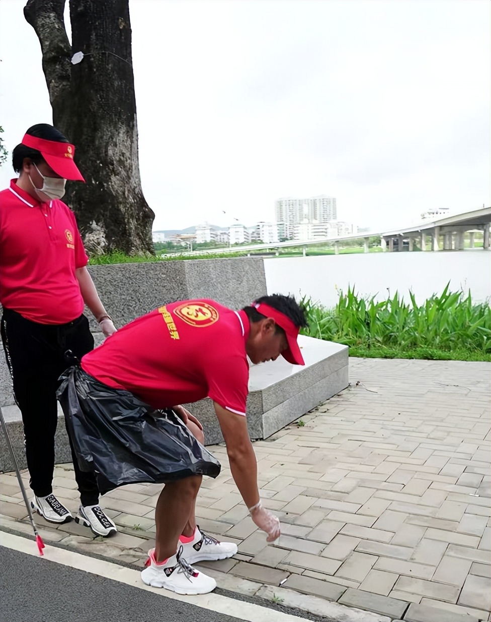 62岁何家劲有女儿吗,何家劲的一生年轻童年是怎么过的