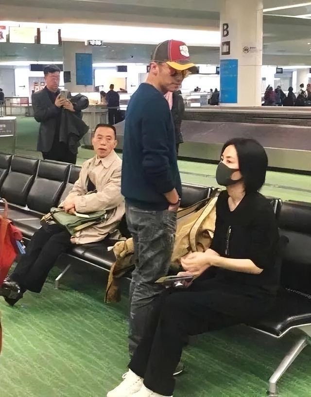 谢霆锋王菲时隔23年大方牵手,王菲谢霆锋机场牵手图片图文