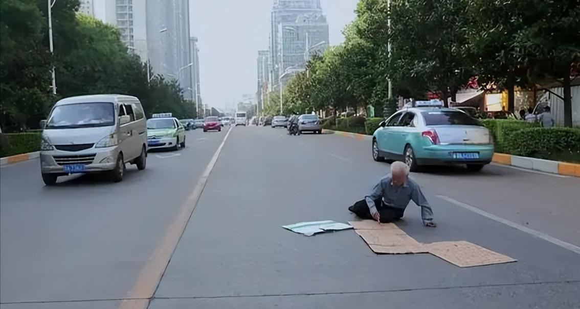 七旬摊贩竟然当众掌掴城管,地摊老汉当街掌掴城管怒吼