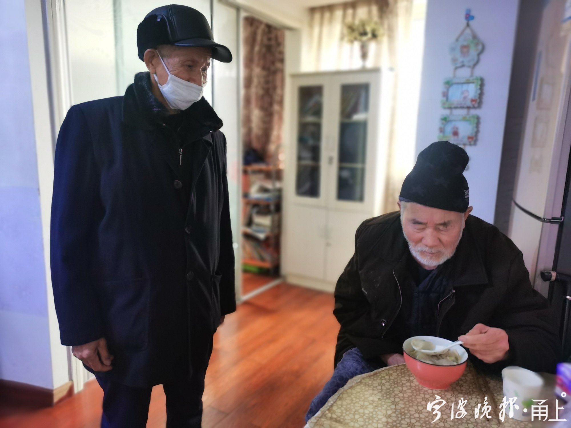 集体“承包”独居在家老人的一日三餐宁波这栋居民楼的住户好有爱