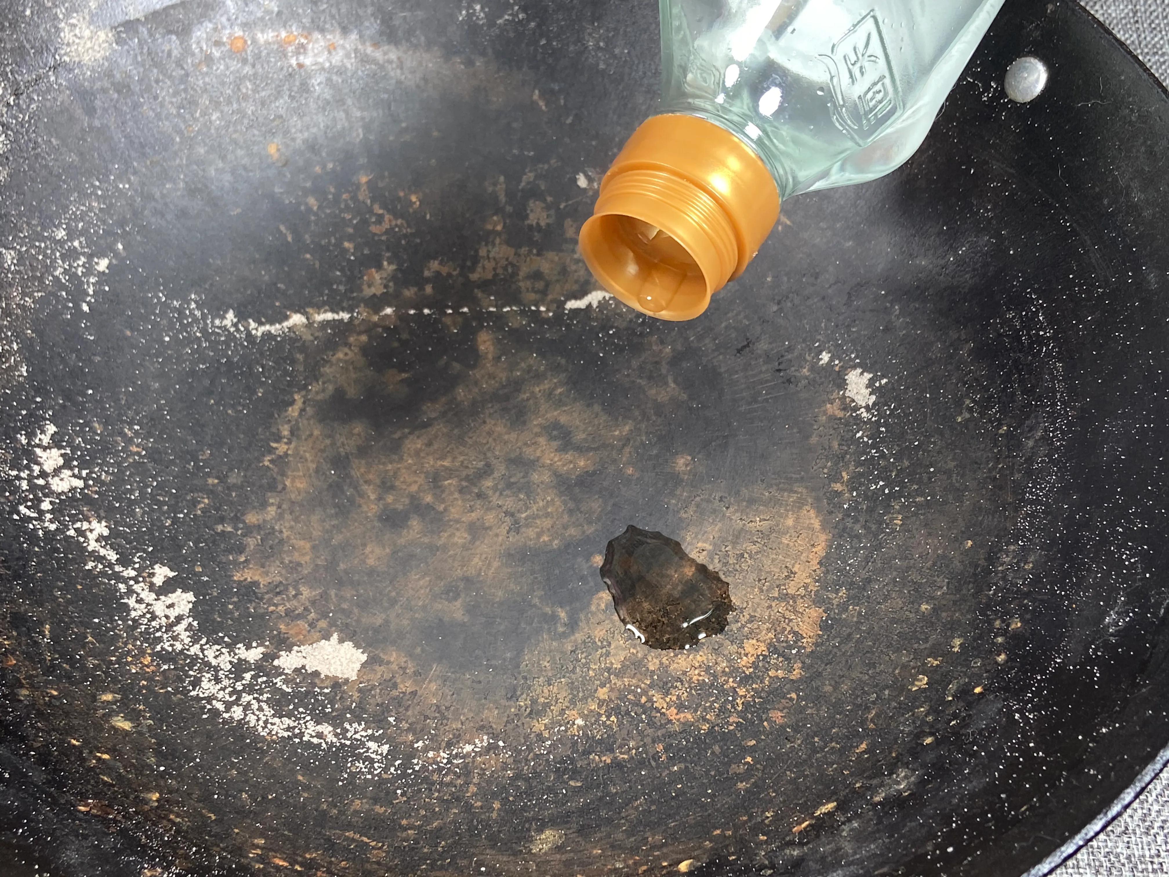 铁锅生锈怎样才能彻底清除,铁锅怎么清除锈迹小妙招