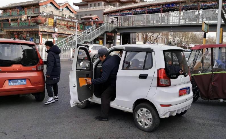 70岁以上老人允许开的电动车,老年代步电动车车管所允许上路吗