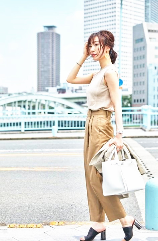 浅卡其色牛仔裤搭配夏天,高级感白色短袖搭配牛仔裤