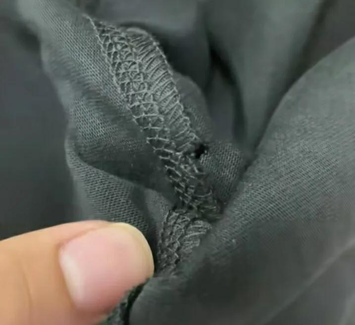 试衣服不慎掉地上被索赔后续,男子试衣服不慎掉到地上