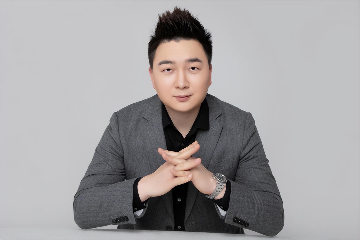 一万启动资金，靠酸辣粉营收十亿，魔都三兄弟朱冠兵的魔幻十年！