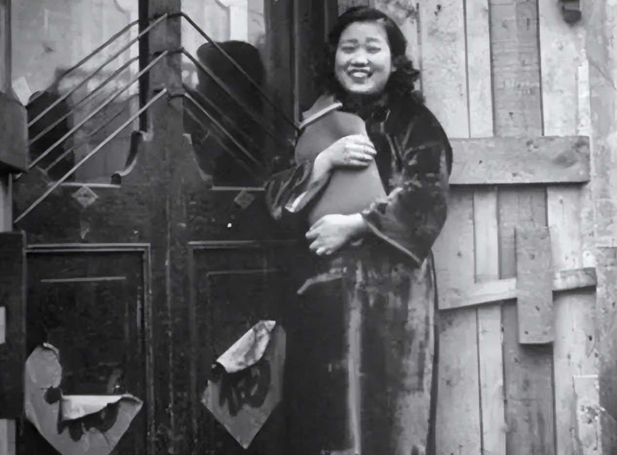 记者故意刁难周总理：为何要用美产钢笔？他的回答让记者羞愧