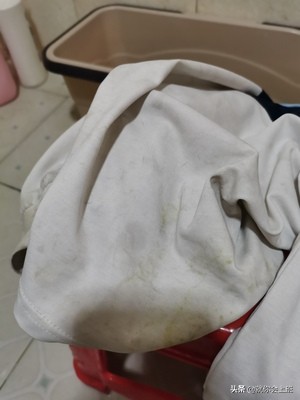 冬天的外套衣服发霉怎么洗掉霉斑,白色衣服上霉点霉斑去除小妙招