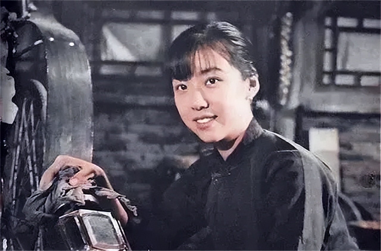 老舍笔下的骆驼祥子进行分析对比,老舍在骆驼祥子中描写的京味儿