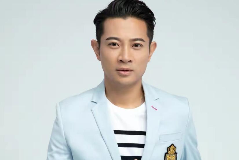 53岁罗中旭踢球被踢伤眼睛，曾因车祸捡回一条命，如今无儿无女