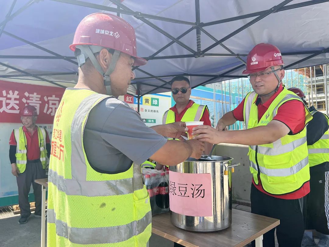 高温给户外工作者送清凉,战高温送清凉