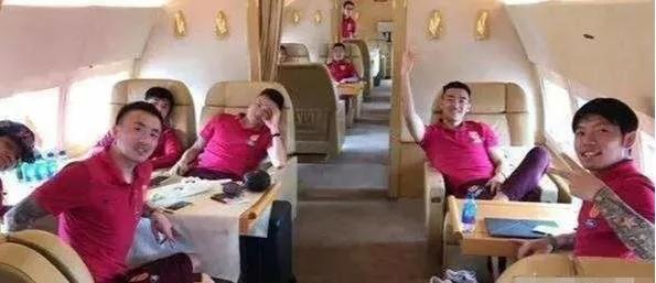 中国足球协会官方微博为吴曦庆生,国足官方给吴曦庆生网友评论