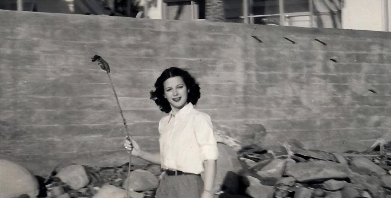 她是好莱坞第一位*星艳**，3.5亿卖出一个吻，却发明WiFi震惊世界