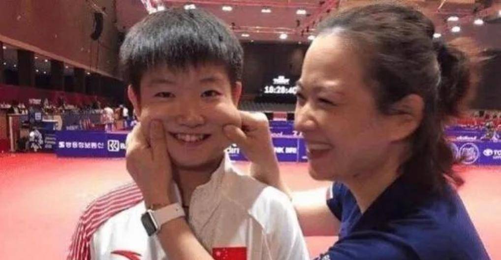 孙颖莎教练邱贻可评价孙颖莎,邱贻可孙颖莎初次见面