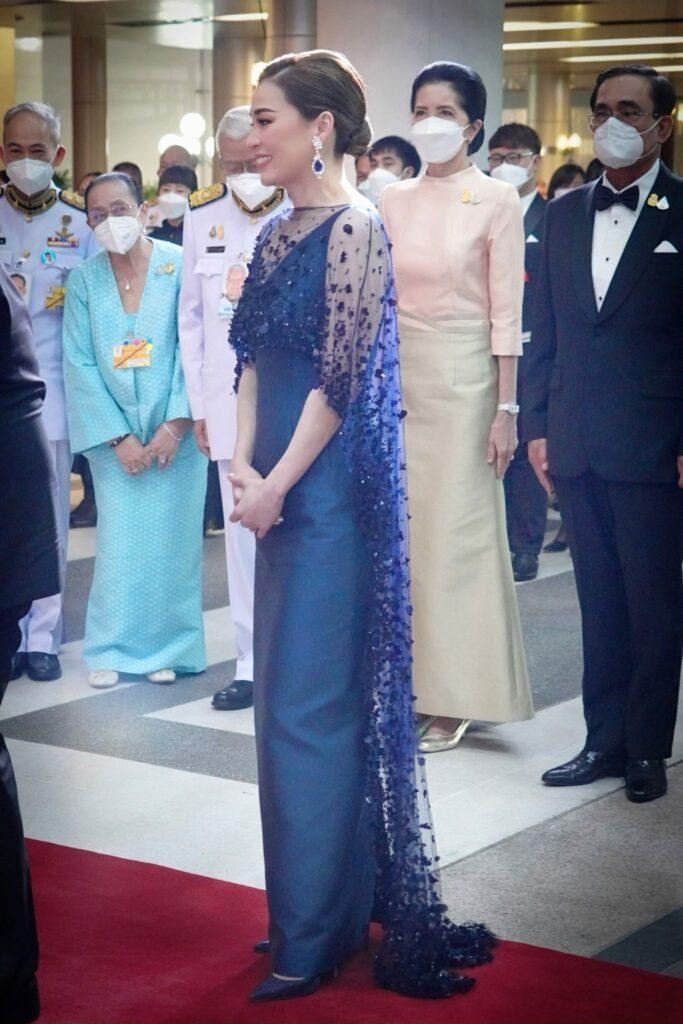 泰王屈膝礼,苏提达生日庆典