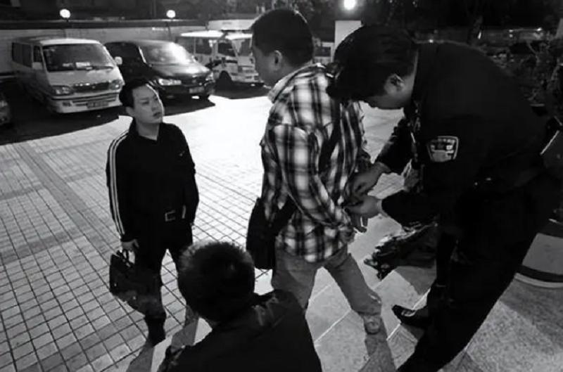 厦门一男子因贩卖枪型钥匙扣被抓,男子售卖钥匙扣