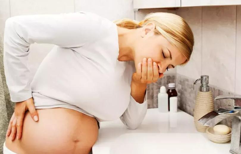 尿频、孕吐，属于正常现象，不用担心，但出现4大症状要警惕