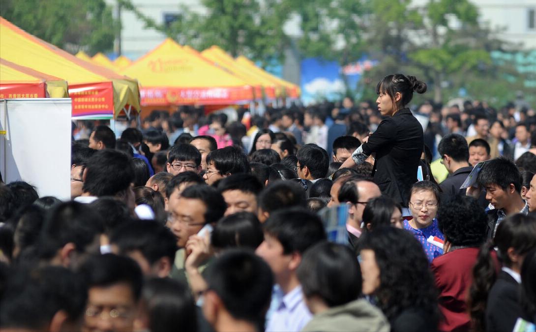 年轻人失业率高如何解决,年轻人失业率高的后果