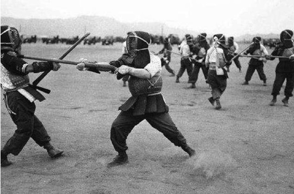 八路军战士拼刺刀刺死八个鬼子,拼刺刀三个八路军对付一个日军