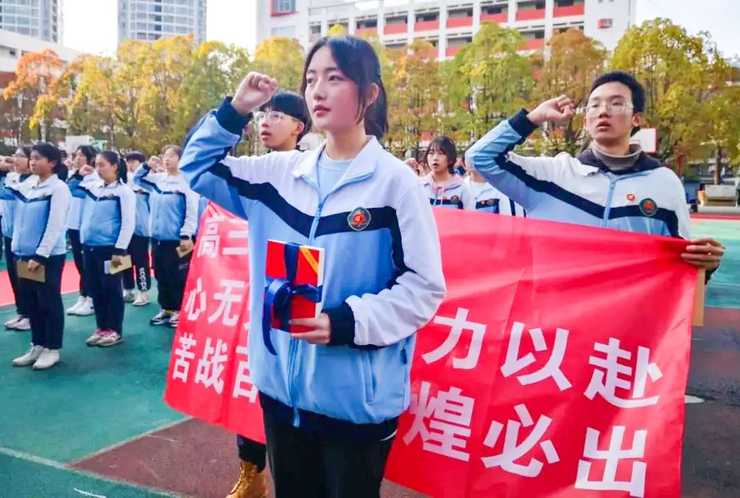 开学季校园展示打卡,开学啦冰墩墩小学生积极向上图片