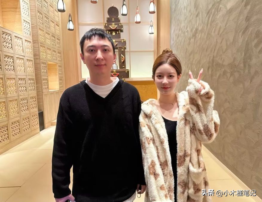 李易峰王思聪假笑男孩,王思聪和假笑男孩合影