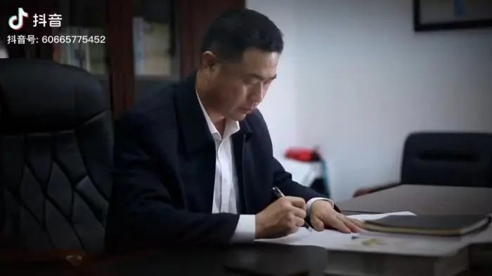 丑出圈局长,文旅局局长扮白衣侠客被嘲丑出圈