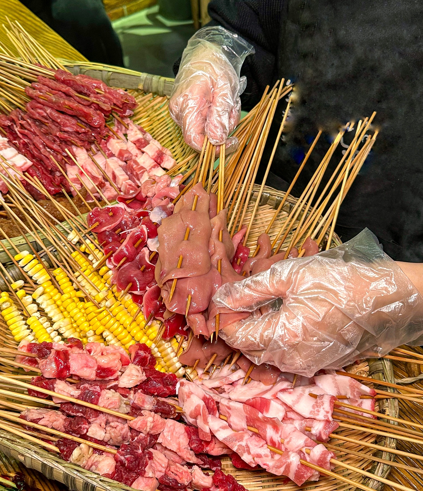 90后小夫妻摆摊卖烧烤,80后女人摆摊卖汤粉