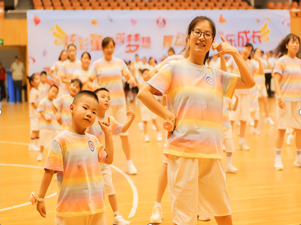 合肥市长江路幼儿园教育集团:举行“炫彩童年筑梦想舞动六一乐成长”庆六一亲子舞展示活动