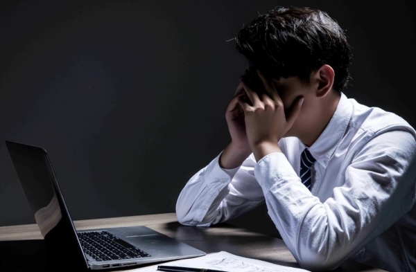 失业了应该领补助还是领保险,失业后要不要交公积金