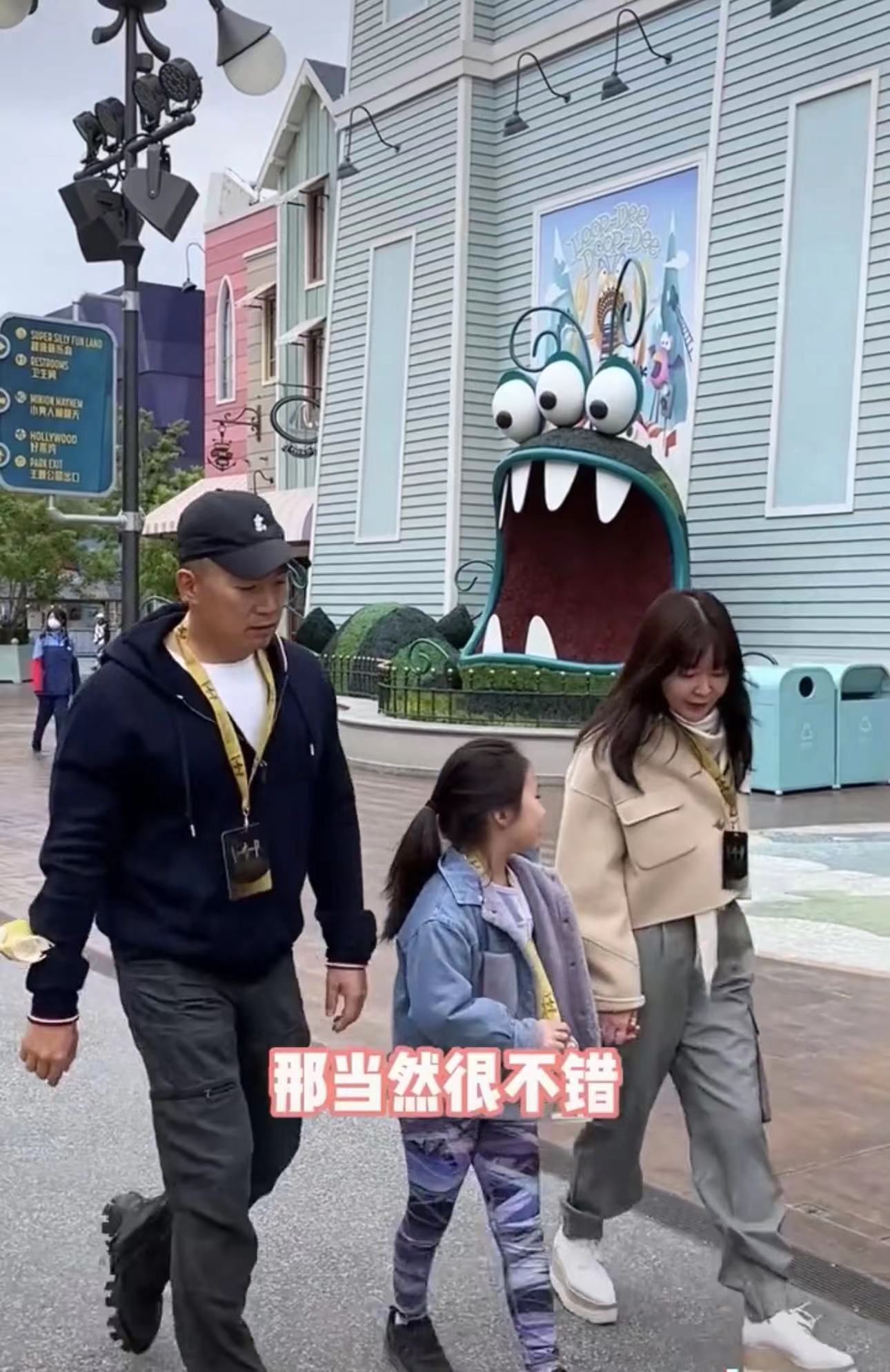 前央视主持全家出游为爱女庆生！50岁仍貌美动人，女儿大眼睛似妈