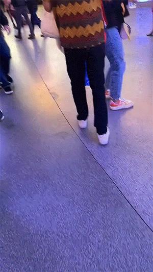 欢乐网图：手机带了但快没电了，又要用也没法充电，那才叫难受呢