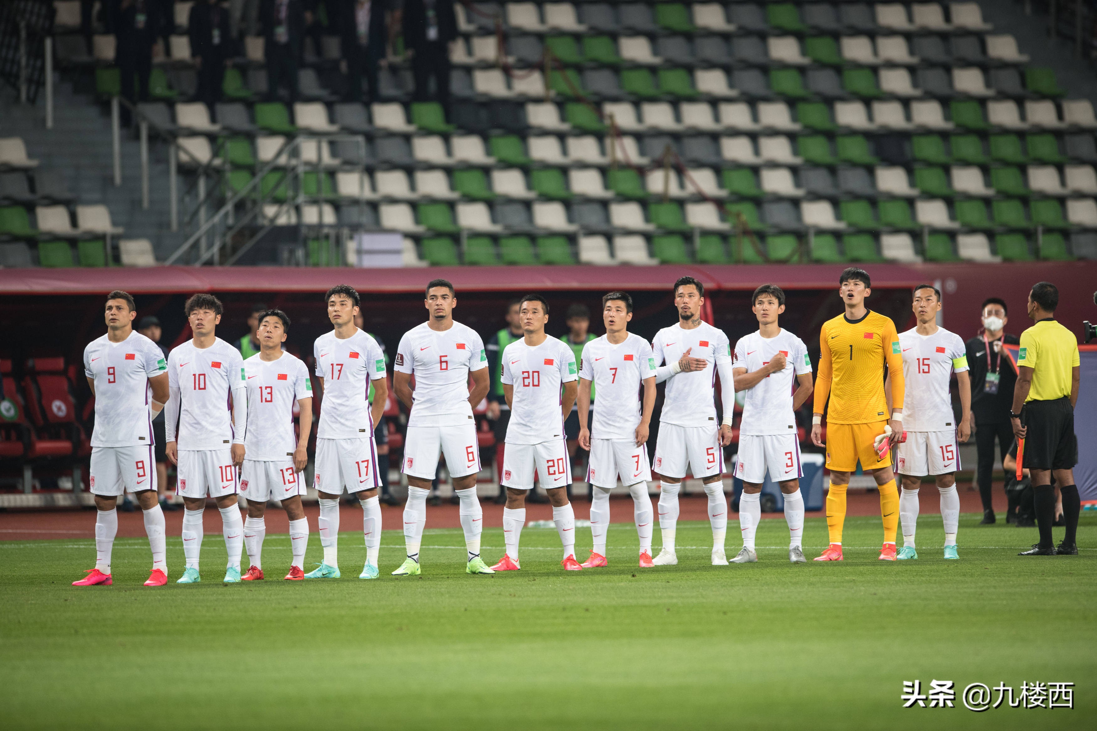 中国足球倒挂金钩后空翻,中国足球倒挂金钩被队友挡住