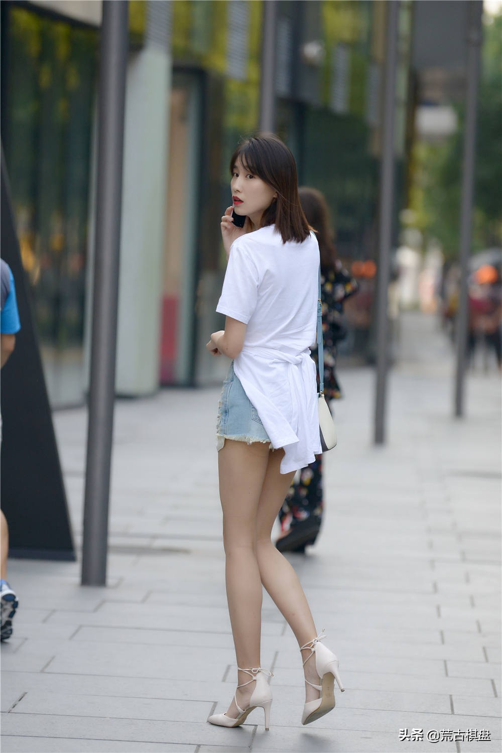 蓝色牛仔紧身小脚裤冬搭配小白鞋,白色破洞牛仔裤搭配黑色高帮鞋