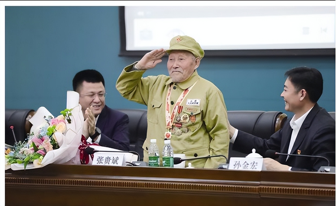 2019年辽宁老农自称老兵被劝返，拿出70年前旧纸揭开隐藏多年身份