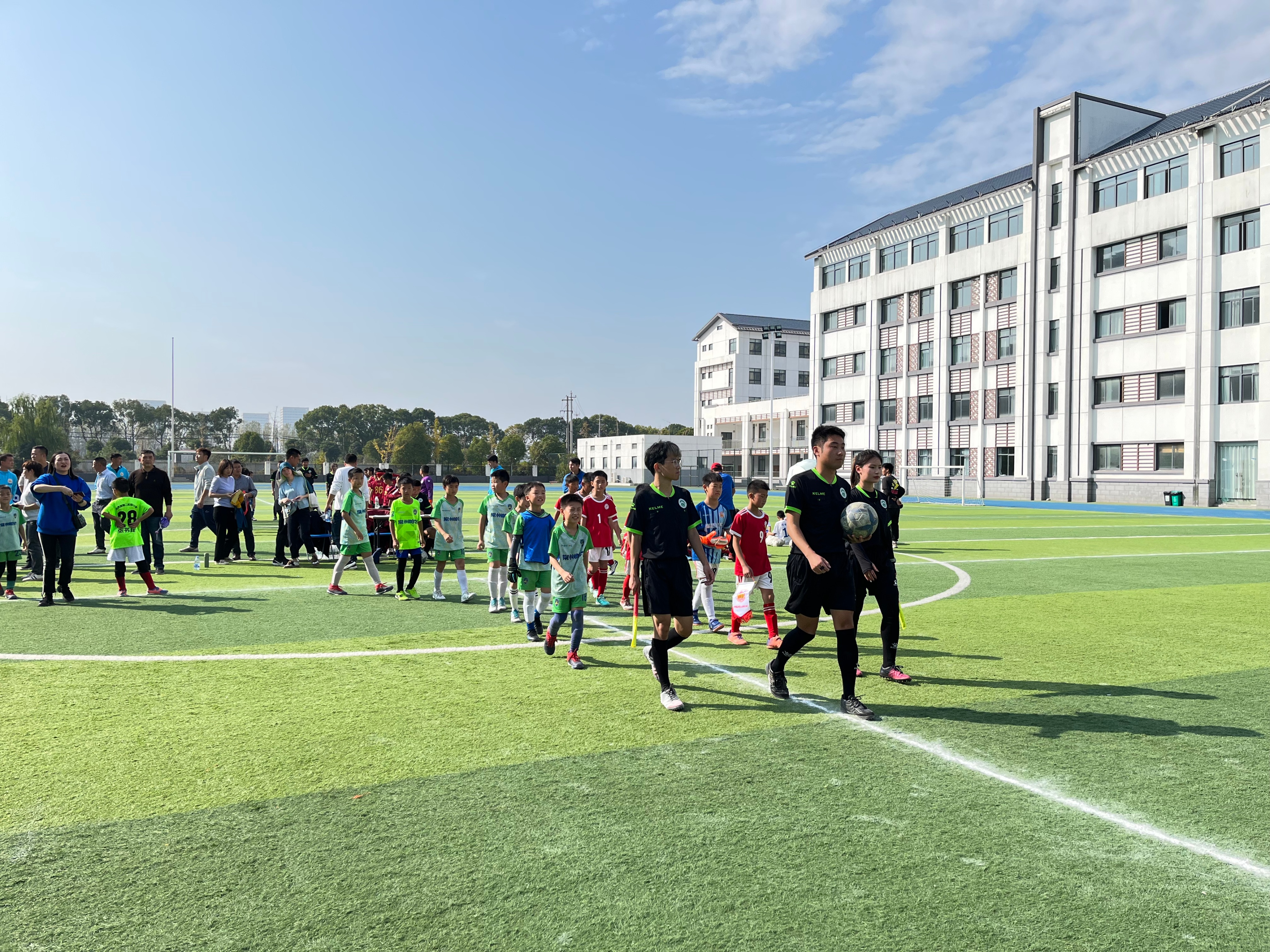 追梦绿茵场“龙城体育小达人”青少年足球俱乐部邀请赛开赛