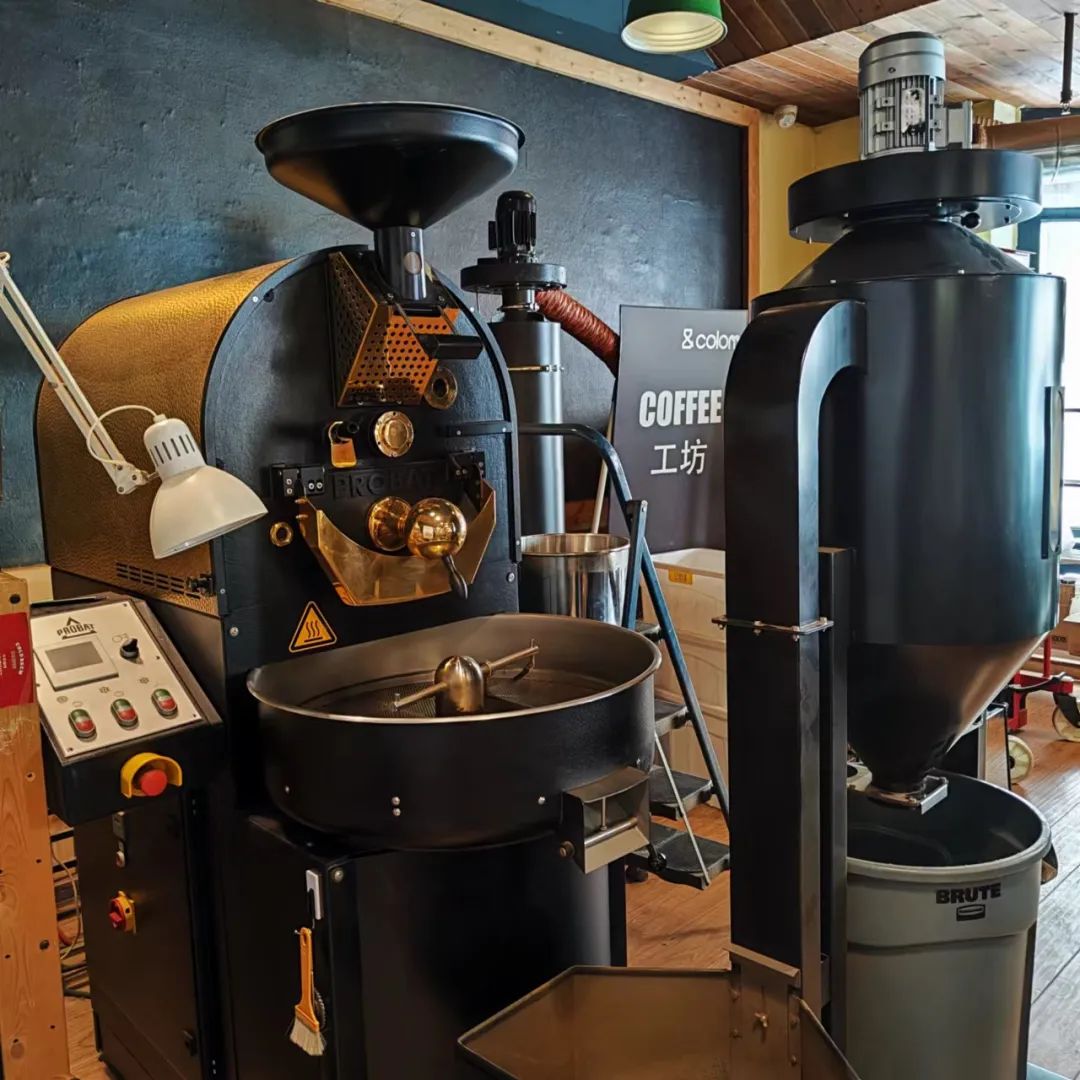 美式外带6.5元,堂食20元,咖啡馆该不该收“空间费”?