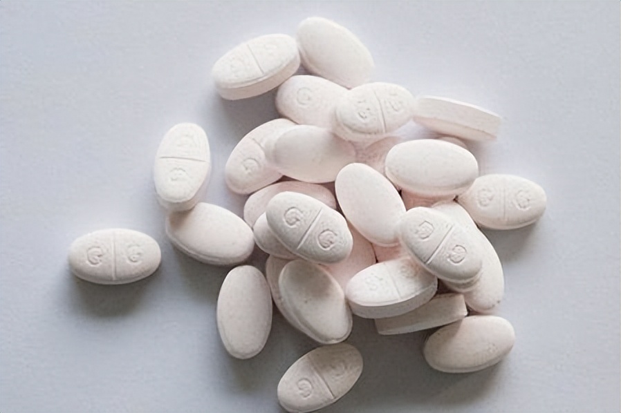 是喝牛奶补钙快还是吃钙片补钙快,请问吃钙片补钙好还是牛奶补钙好