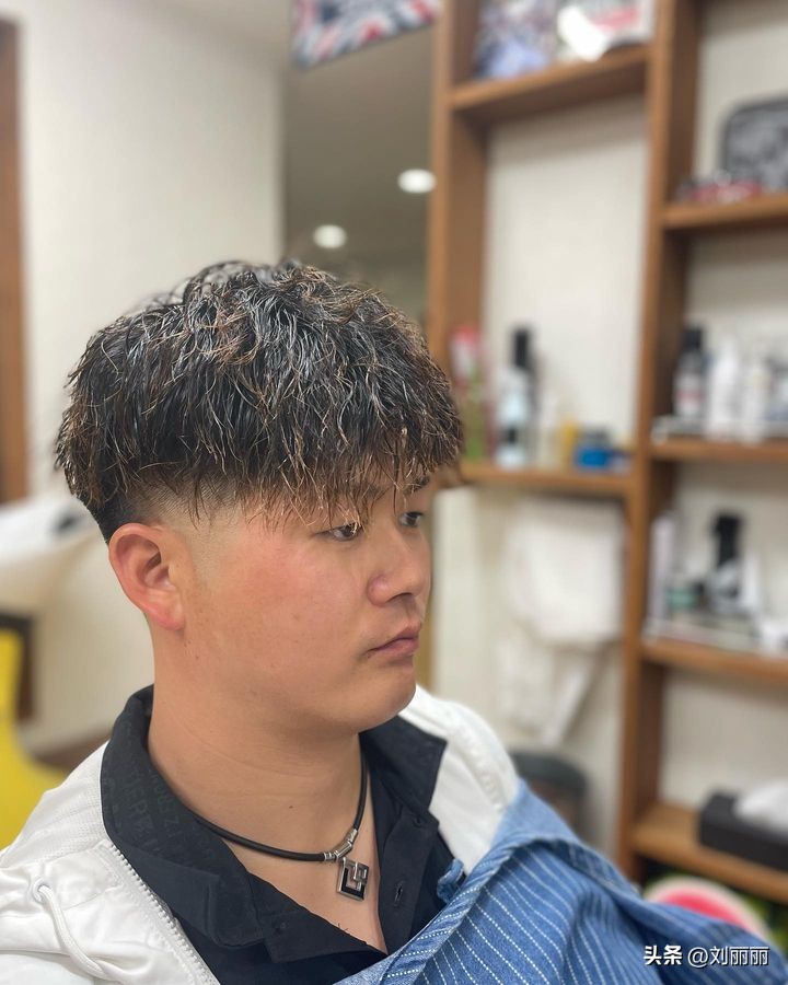 两边铲短发型还流行吗,女性两边铲短发型清爽