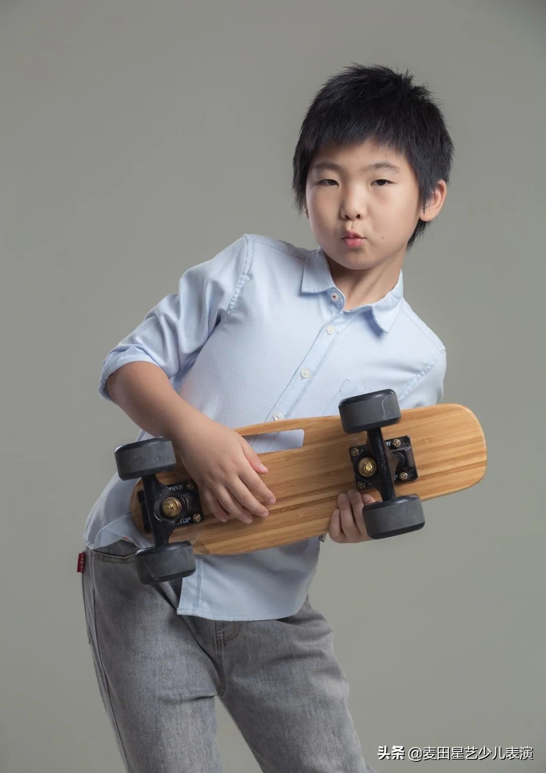 美团外卖换新logo!麦田星艺刘嘉赫、周子淇出演美团外卖宣传片