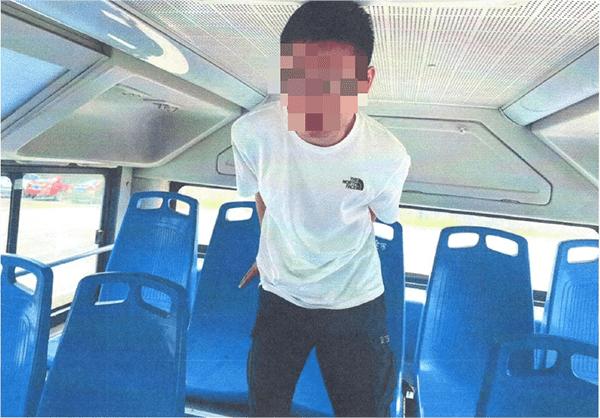 因生活压力大男子暴力袭警被拘留,男子公交车上猥亵小学生获刑1年